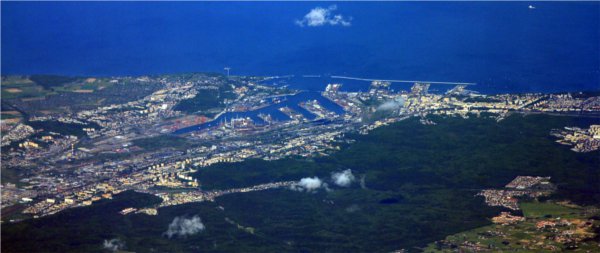 Panorama Gdyni z lotu ptaka nocą